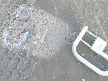 Restant van een tl-lamp, verbrijzeld op het strand van Vlieland. Foto: Cora de Leeuw Restant van een tl-lamp, verbrijzeld op het strand van Vlieland. Foto: Cora de Leeuw