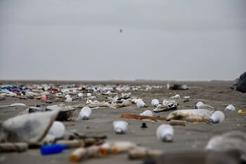 Het strand ligt bezaaid met spullen uit de containers.